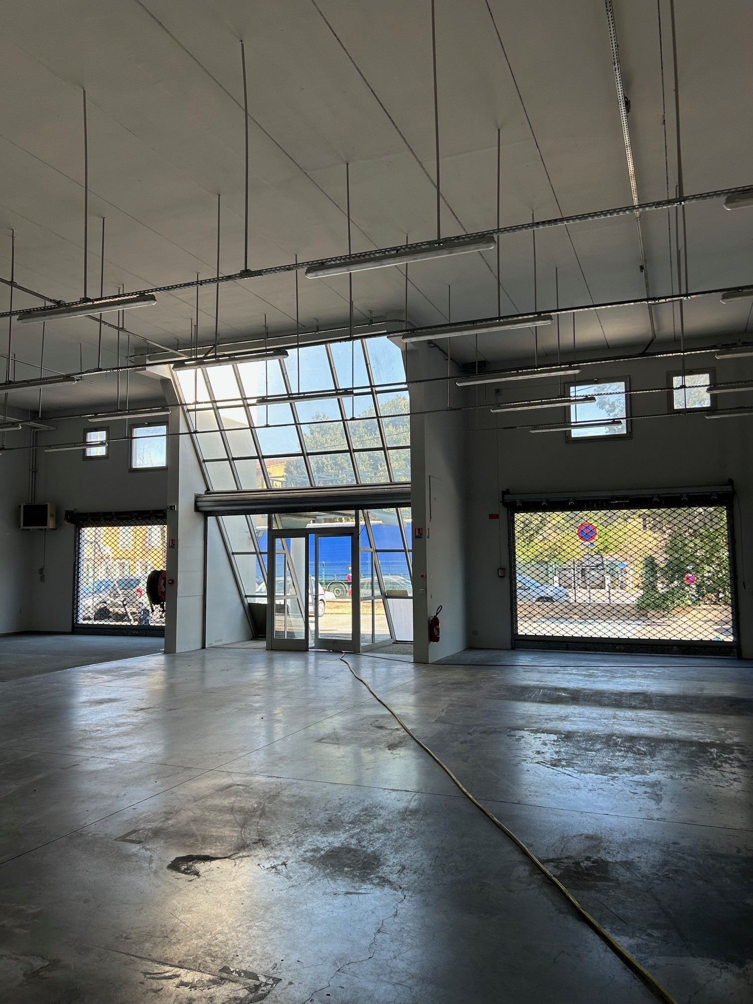 Location local commercial d'environ 442 m² - AUBAGNE (13400)