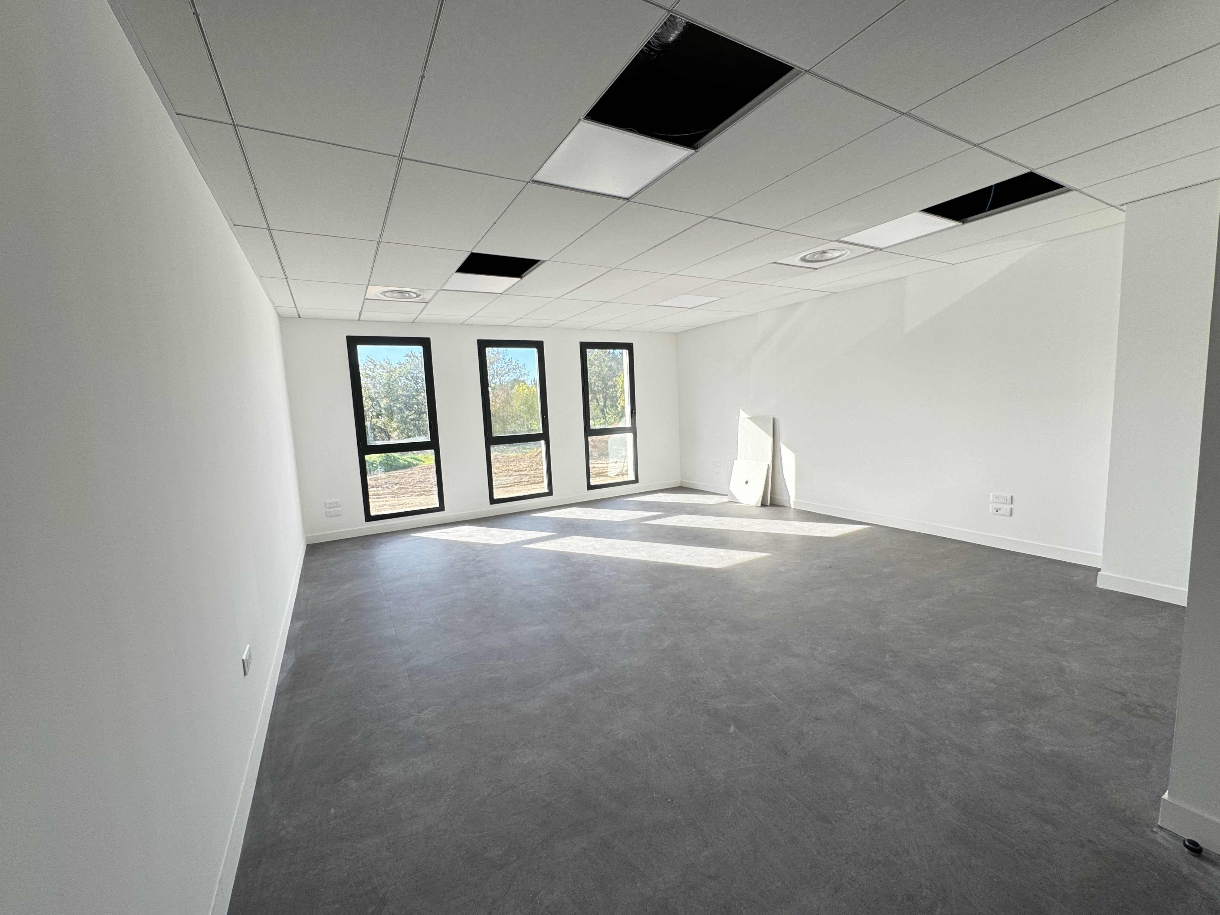 Location bureaux neufs 46m² - AUBAGNE 13400