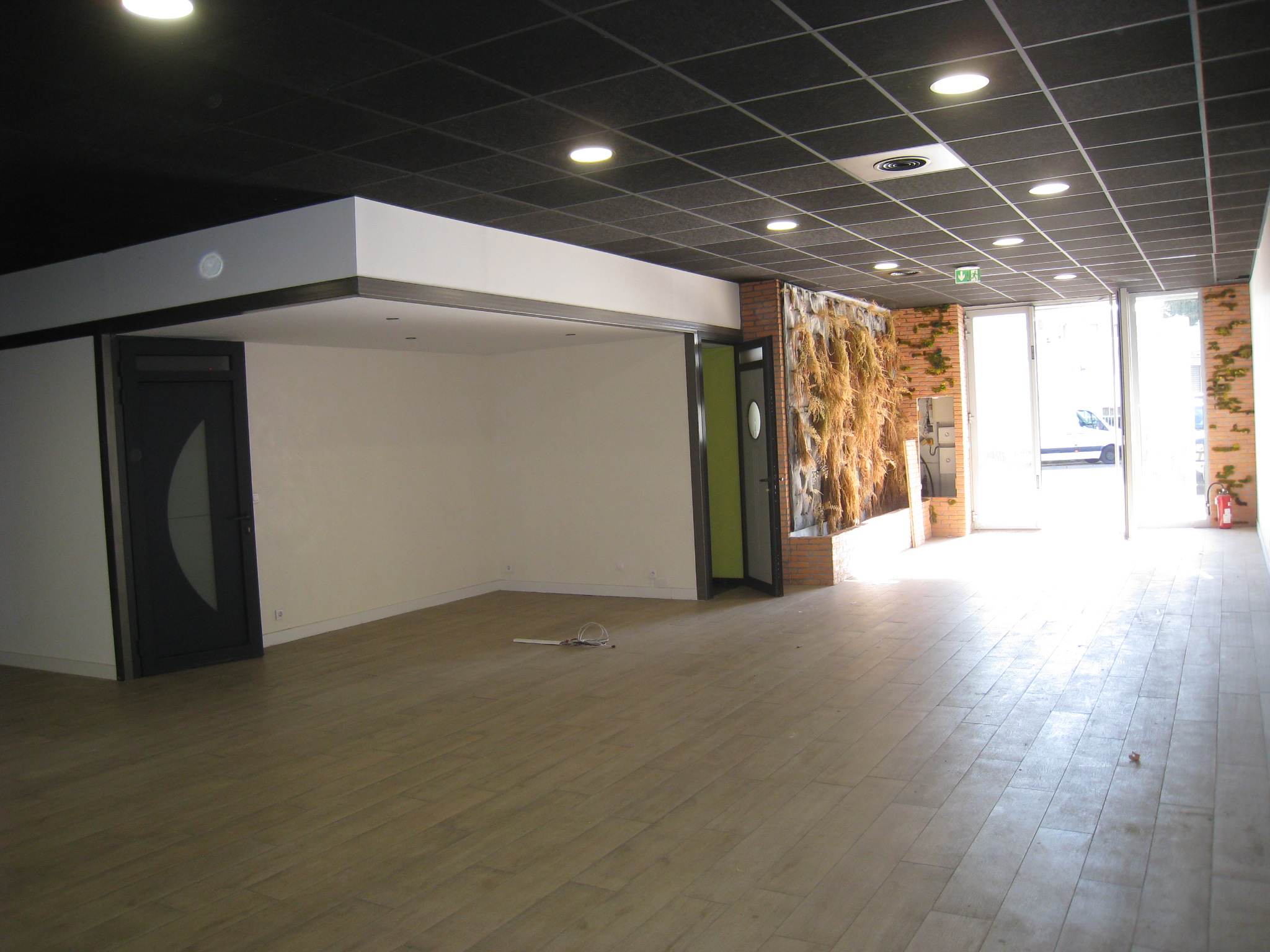 Location locaux d'activités, showroom et bureaux 900m² - LA CIOTAT 13600