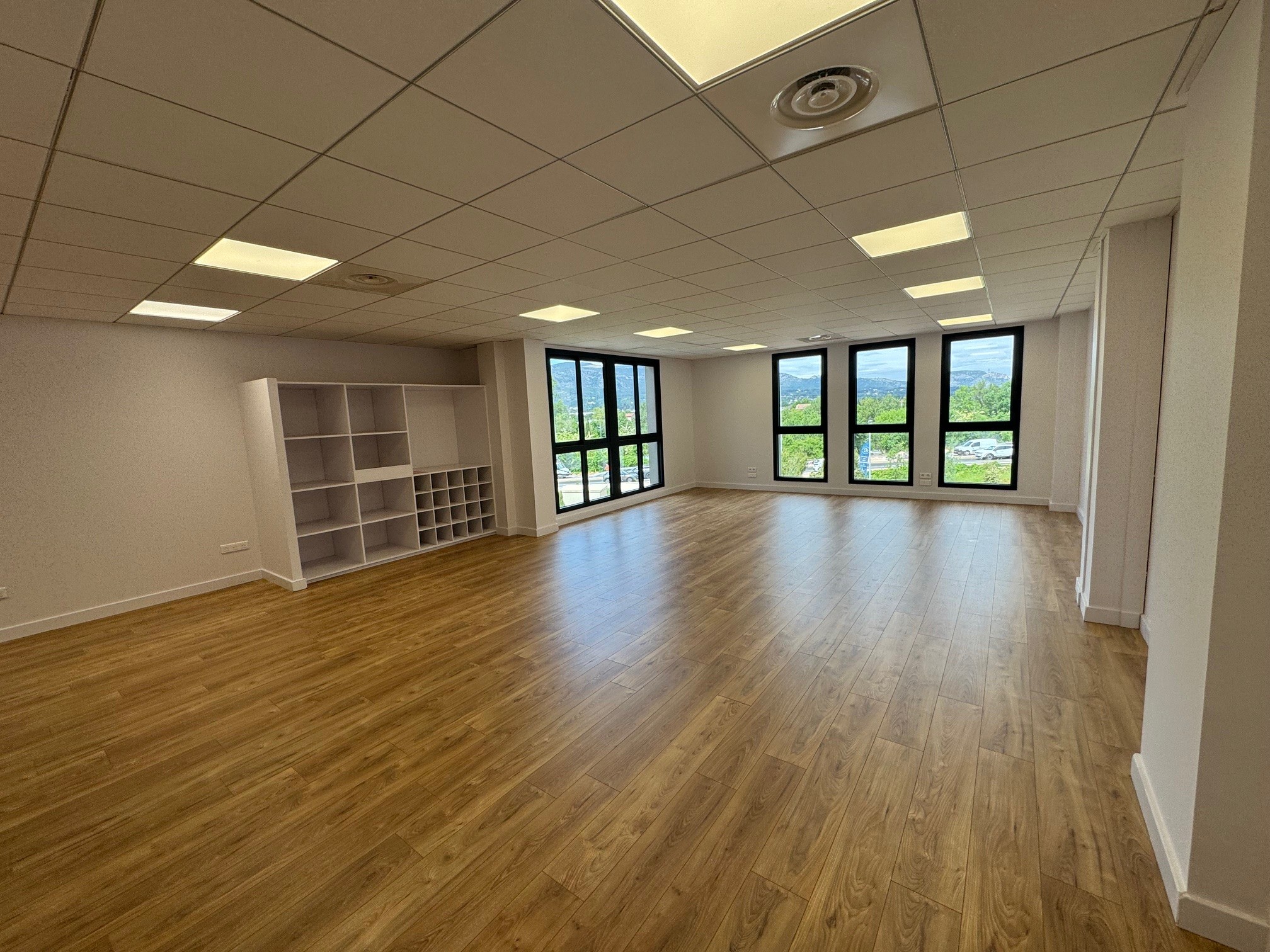 Location bureaux 83 m² - AUBAGNE (13400)